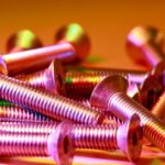 Een explosieveilige inschroefelement in een industriële omgeving met hoogstaand equipment en veiligheidsmaatregelen.